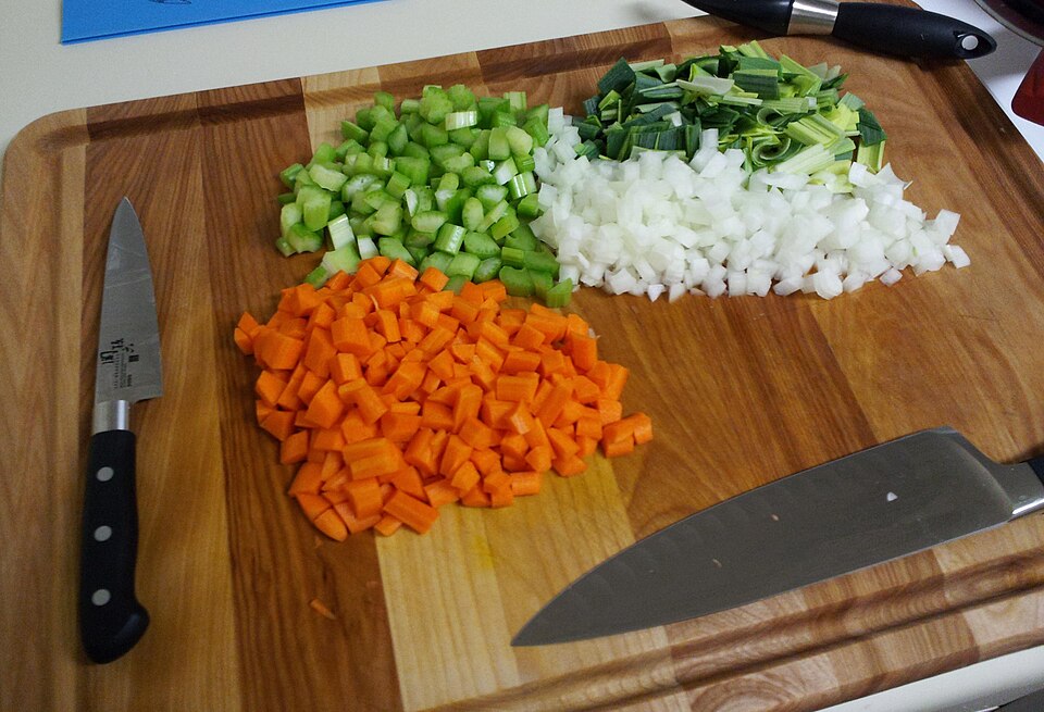 まな板の上の切った野菜