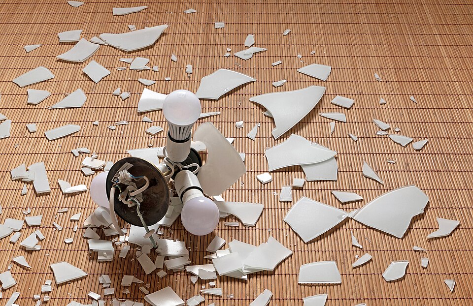床に散らばった割れた照明の破片