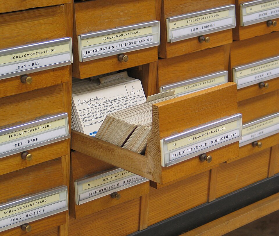図書館の目録カードの引き出し