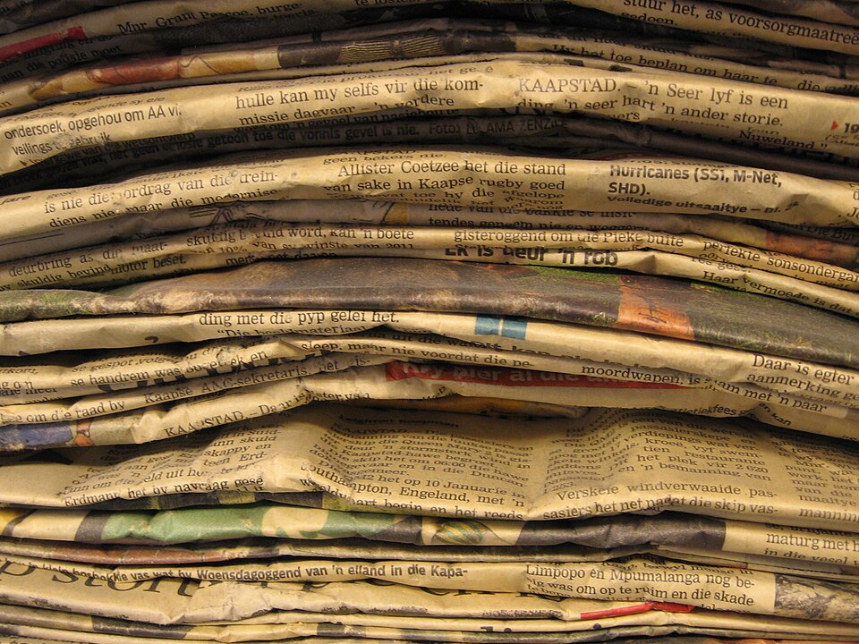 積み重ねられた新聞