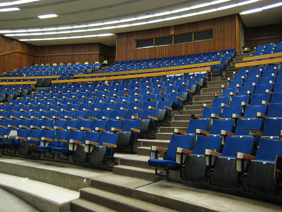 誰もいない大学の講義室