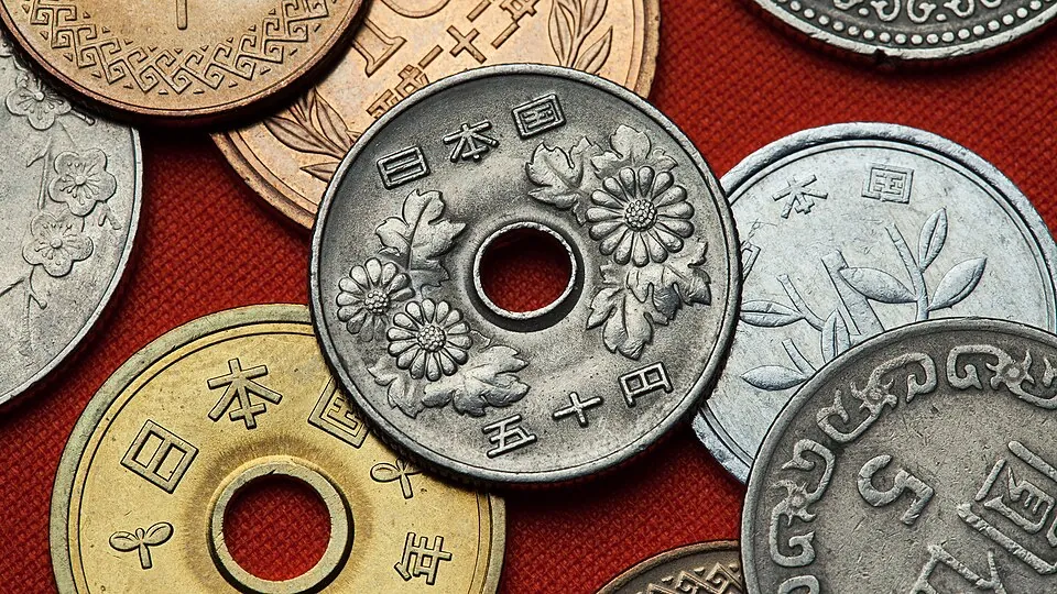 赤い布の上に並んだ硬貨