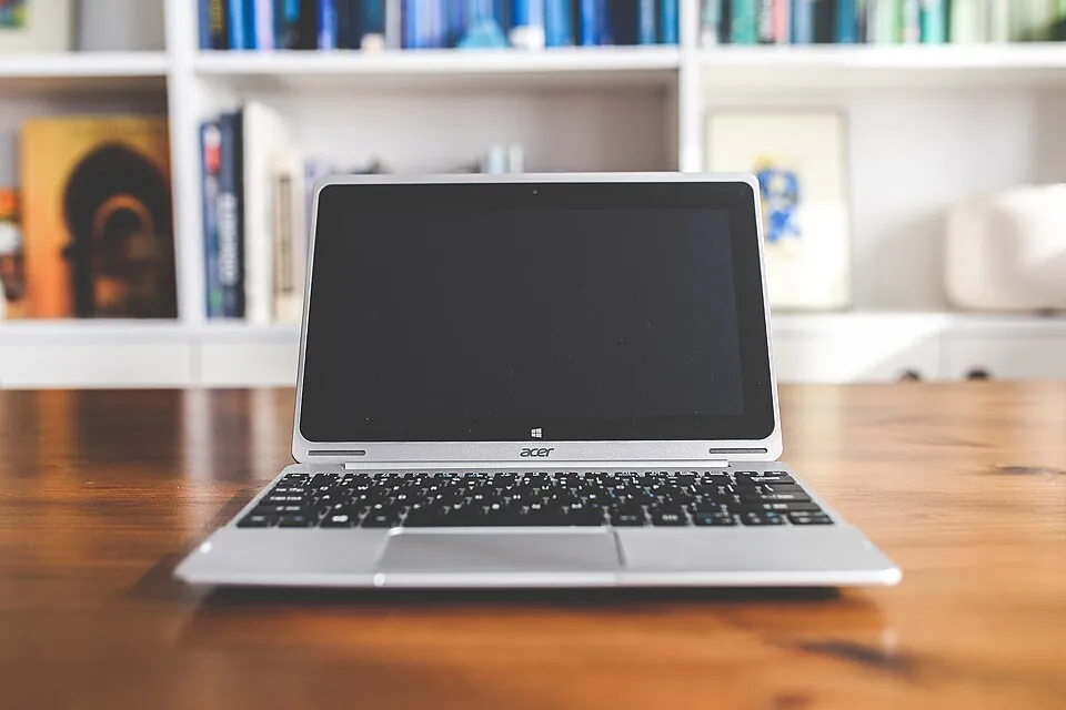 desk-laptop-notebook-table