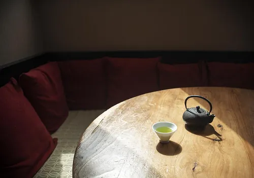 丸い木のテーブルに置かれた急須と湯のみ