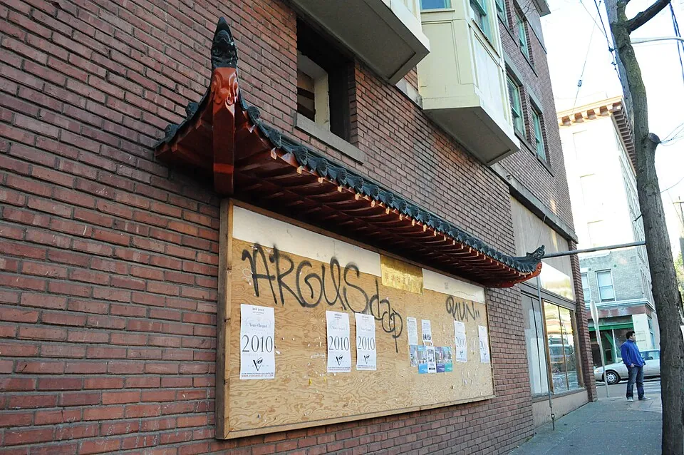 張り紙が貼られた街角の掲示板