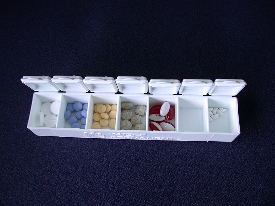 曜日ごとに分かれた薬のケース