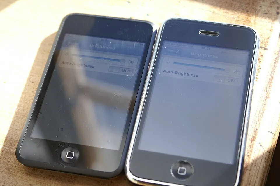 机の上に並んだ2台のスマートフォン