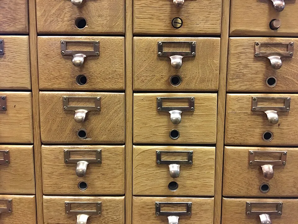 図書館の目録カードの引き出し