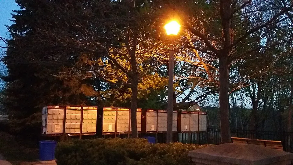 並んだ郵便受け