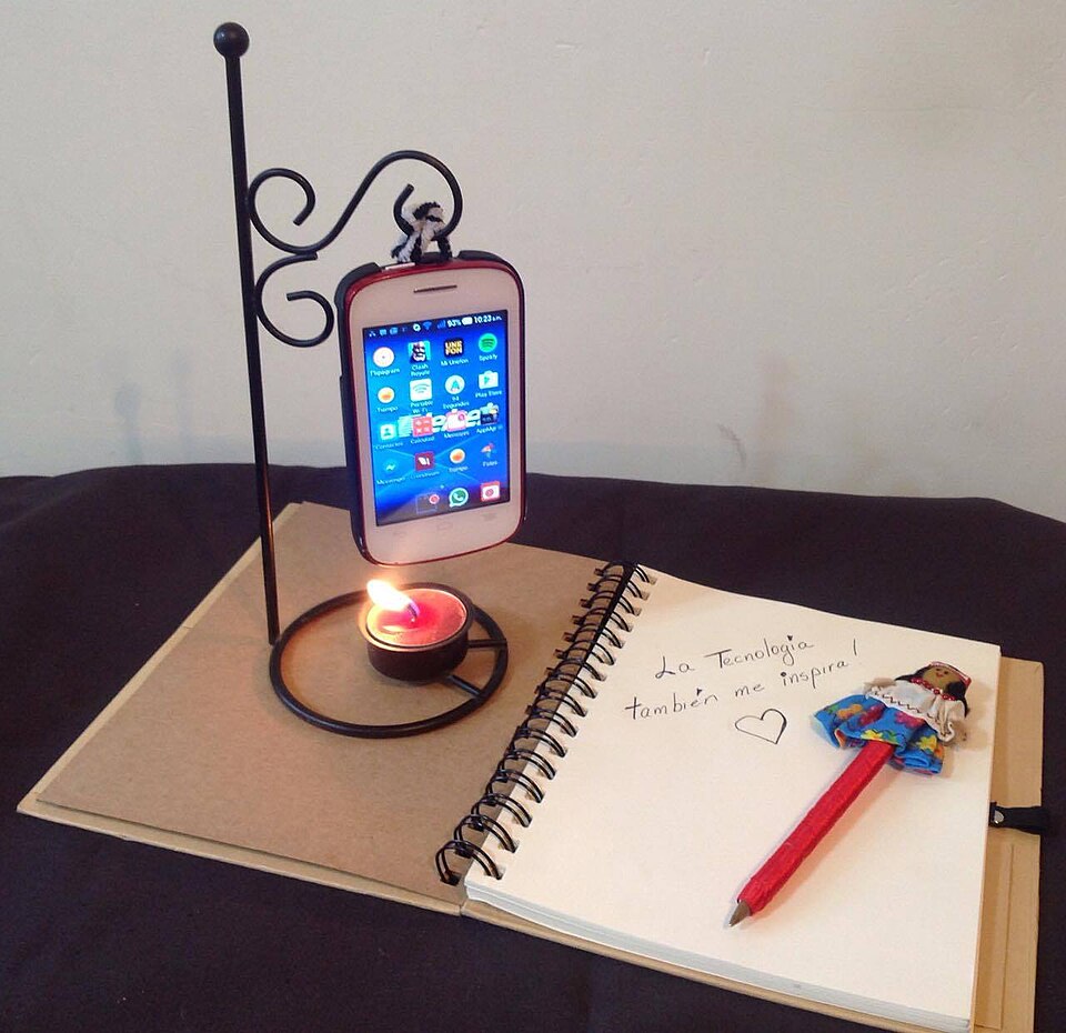 机の上に置かれたスマートフォン