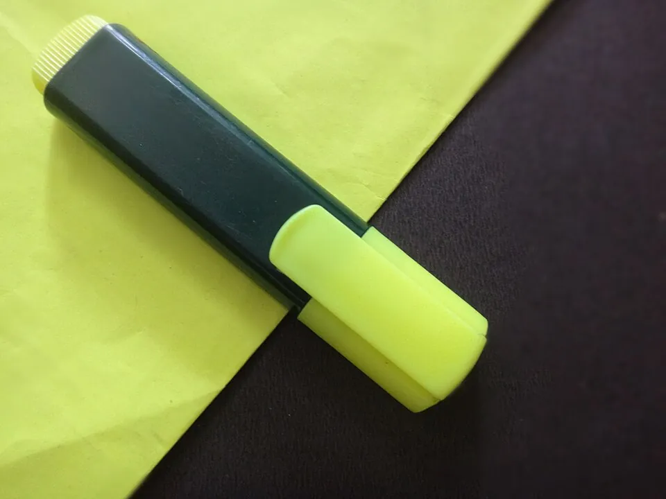 紙の上の蛍光ペン